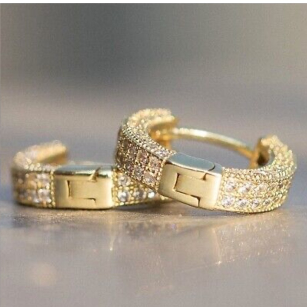 - NEW 18 k Gold Plated Hoop Small Earrings - Picture 3 of 4